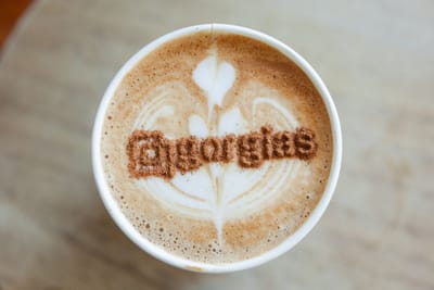 Latte with the Gorgias name dusted onto the foam